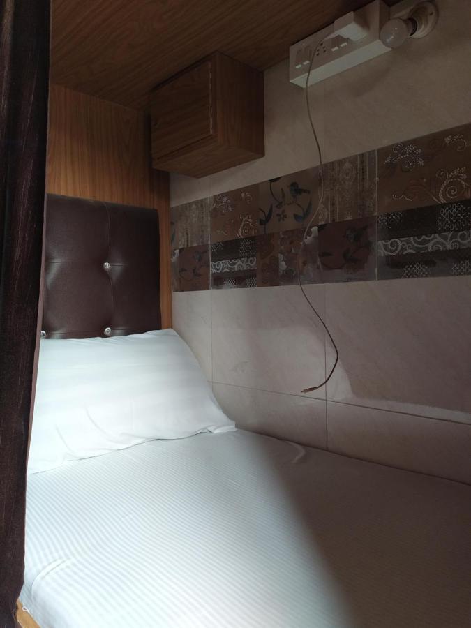 Super Dormitory Ac Deluxe Mumbai Exteriör bild