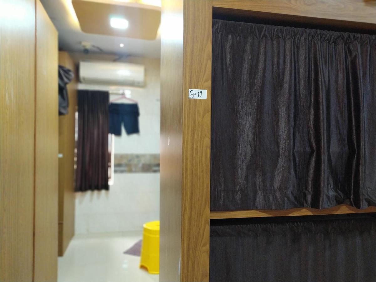 Super Dormitory Ac Deluxe Mumbai Exteriör bild